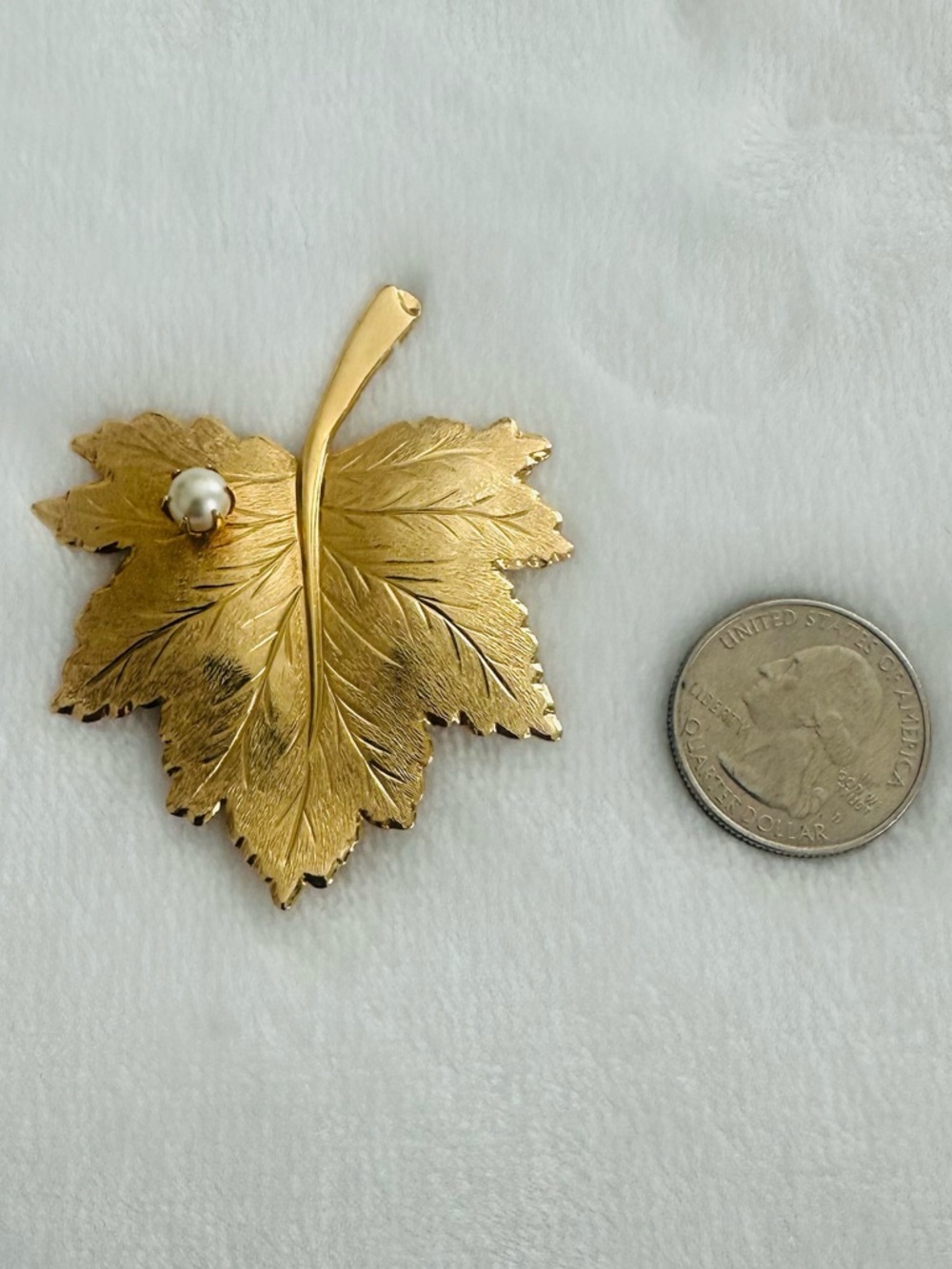 Gold tone leaf pin brooch or pendant with faux pearl
1960s